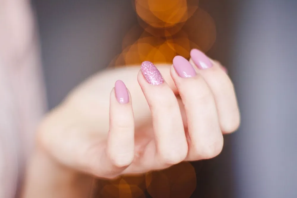 Manicure con esmaltado y brillo