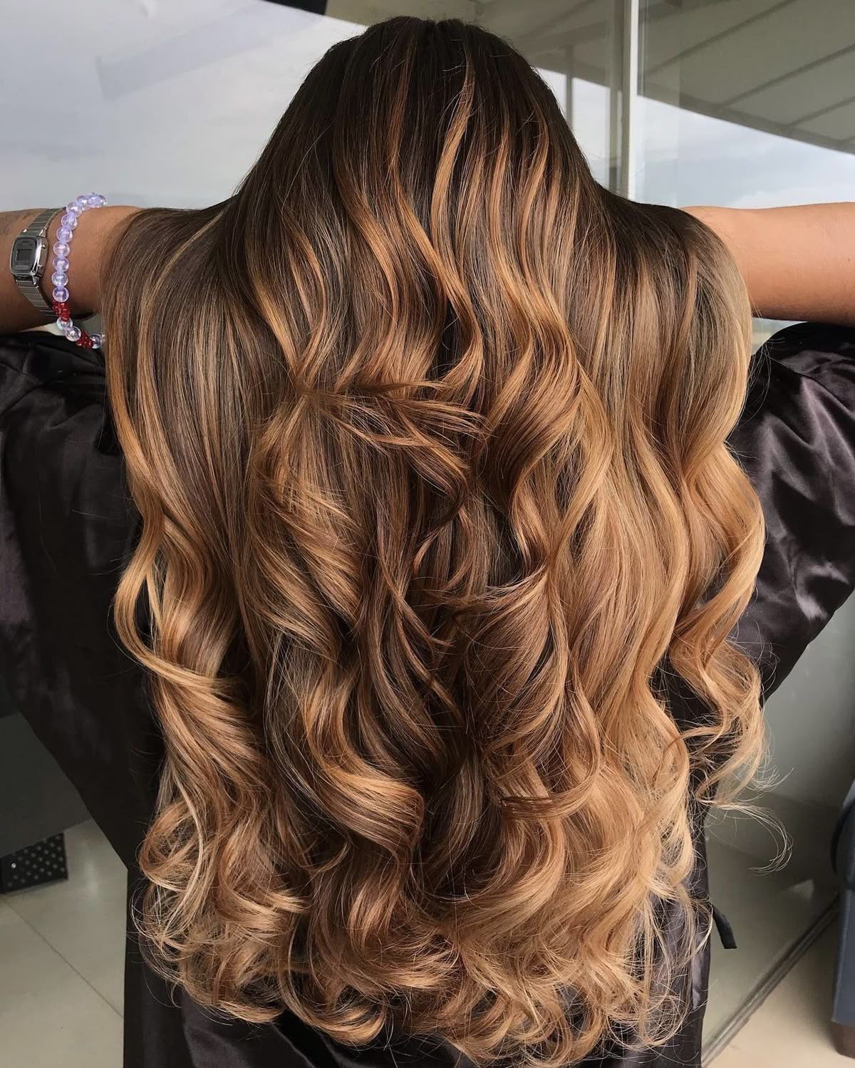 Balayage caramelo con ondas suaves