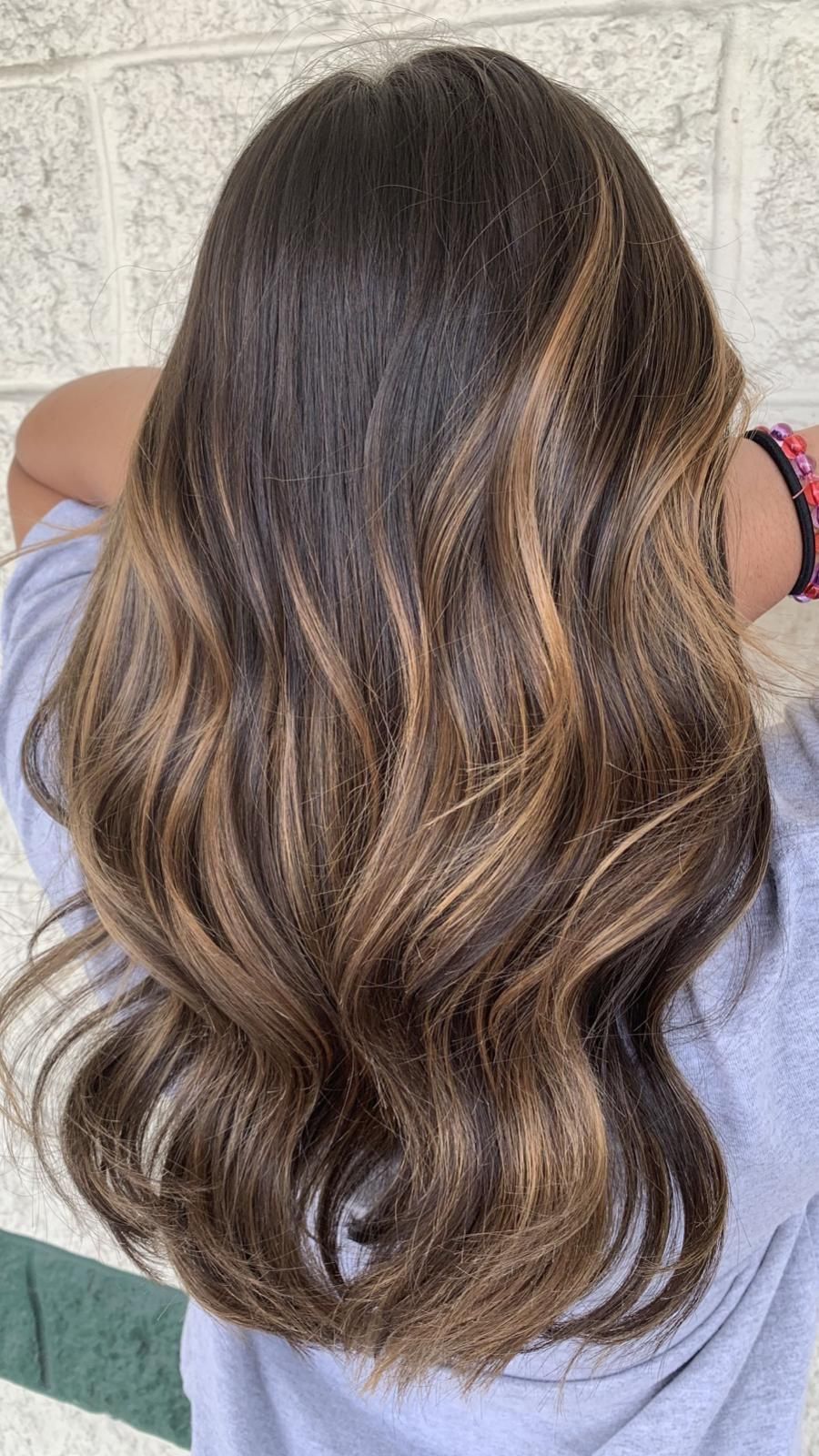 Balayage e iluminaciones en tonos miel